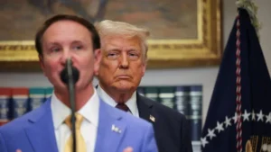 2025-12-22T081212Z_1_LYNXMPELBL0AS_RTROPTP_4_USA-TRUMP